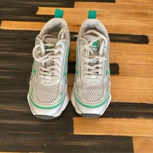 Steve Madden Women's Grey Speedster-e Trainers  Sneakers Size 6.5 T-25